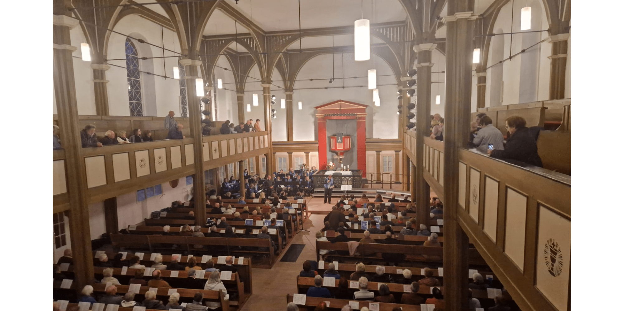 Die Bergkirche erstrahlt in herbstlichen Tönen
