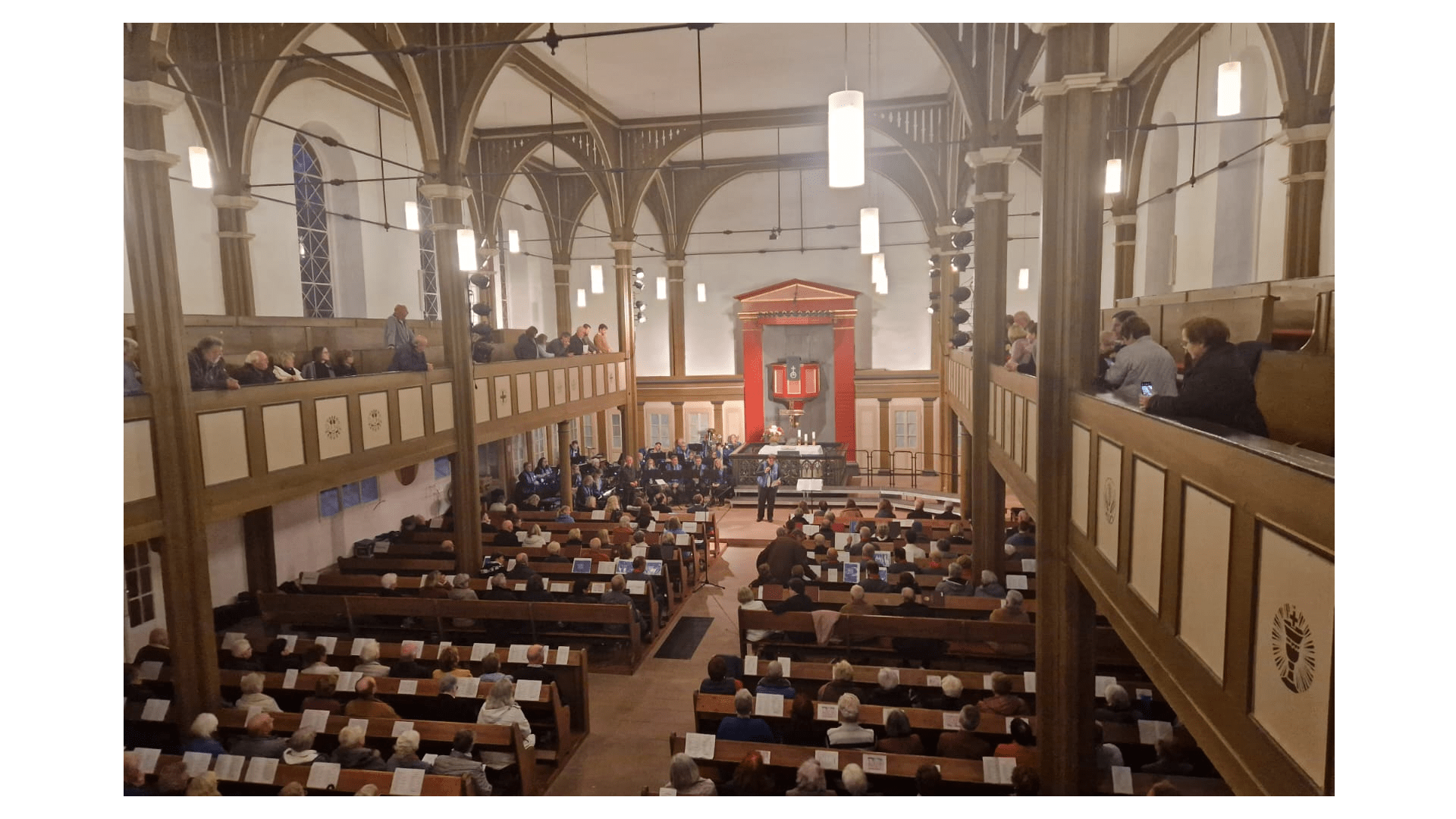 Du betrachtest gerade Die Bergkirche erstrahlt in herbstlichen Tönen
