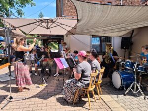Mehr über den Artikel erfahren Auftritt des Jugendorchesters beim Zwiebelfest